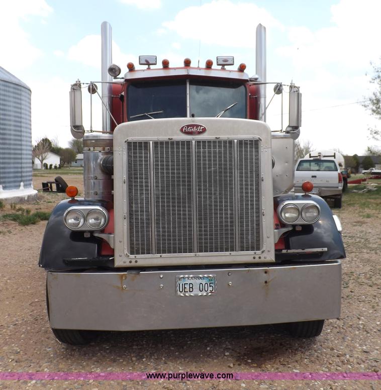 image for item H7113 1976 Peterbilt 359M semi truck