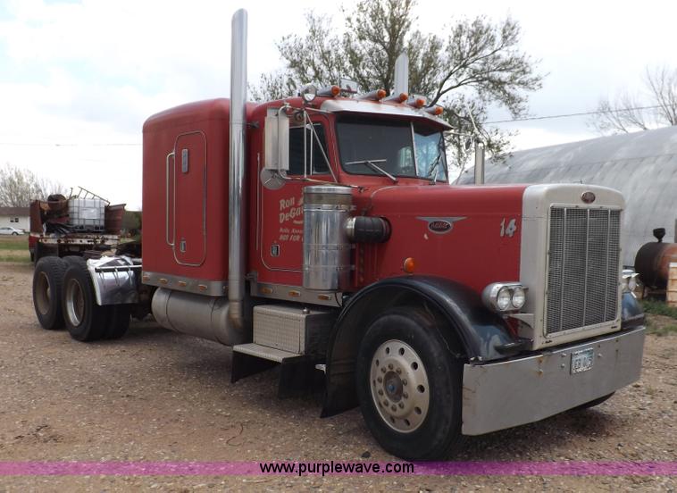 image for item H7113 1976 Peterbilt 359M semi truck