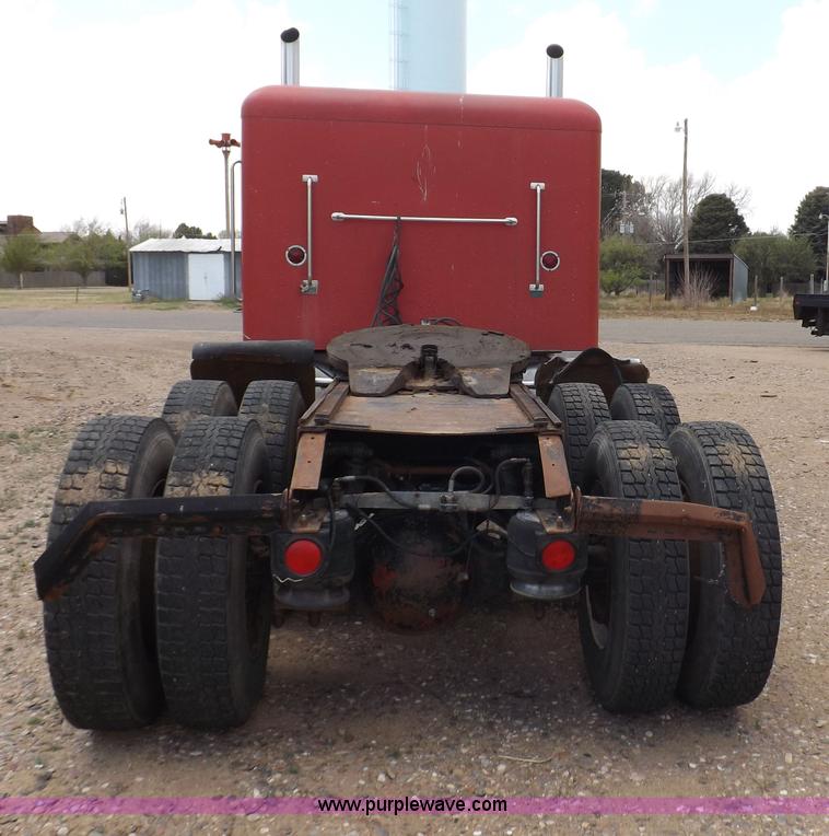 image for item H7113 1976 Peterbilt 359M semi truck