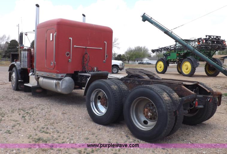 image for item H7113 1976 Peterbilt 359M semi truck