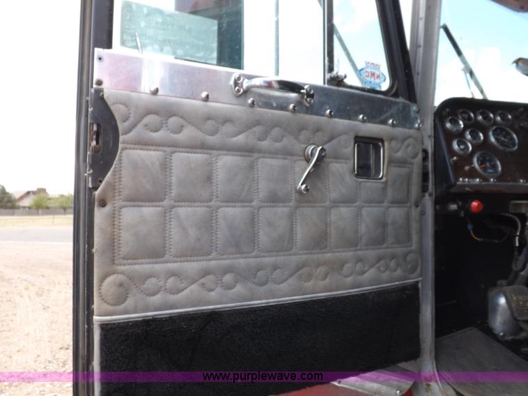 image for item H7113 1976 Peterbilt 359M semi truck