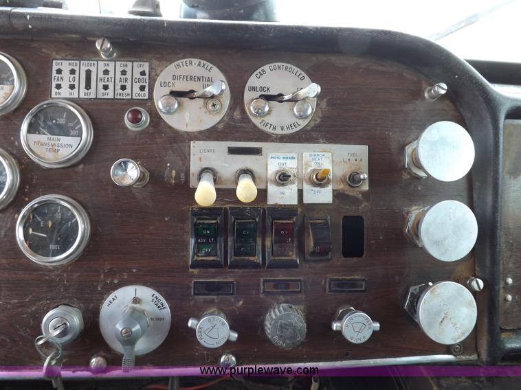 image for item H7113 1976 Peterbilt 359M semi truck