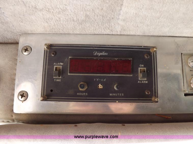 image for item H7113 1976 Peterbilt 359M semi truck