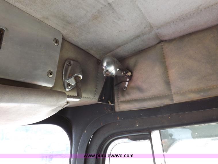 image for item H7113 1976 Peterbilt 359M semi truck