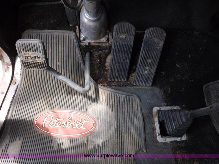 image for item H7113 1976 Peterbilt 359M semi truck