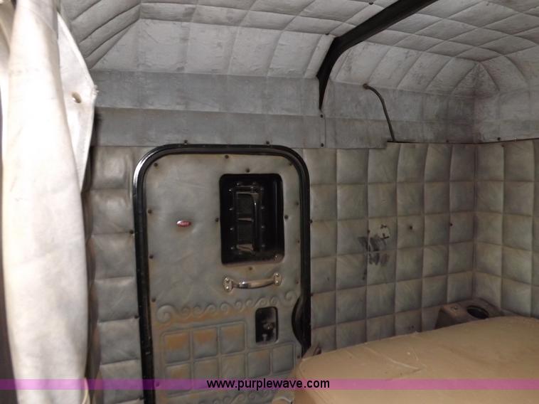 image for item H7113 1976 Peterbilt 359M semi truck