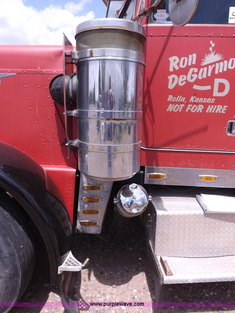 image for item H7113 1976 Peterbilt 359M semi truck