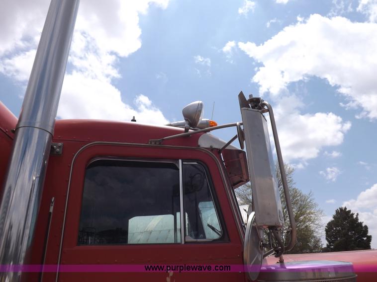 image for item H7113 1976 Peterbilt 359M semi truck