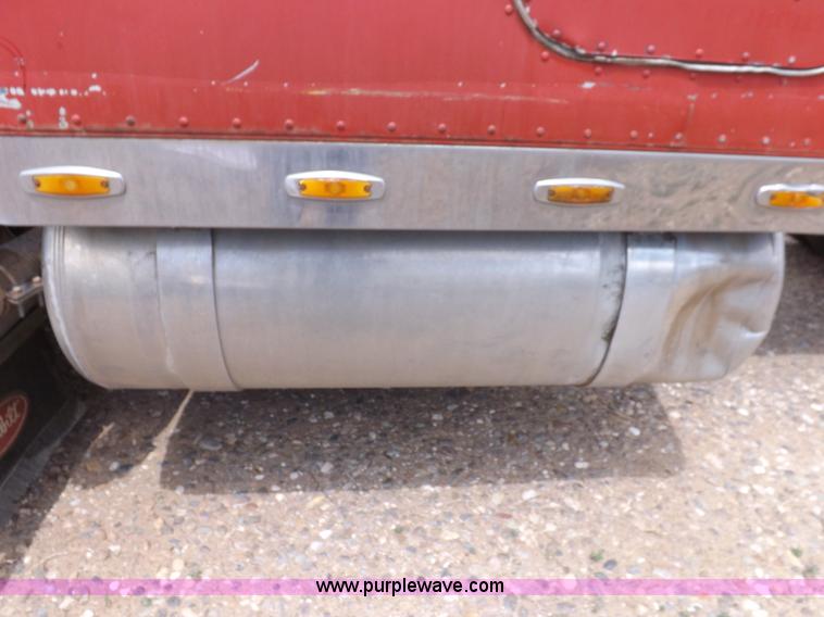 image for item H7113 1976 Peterbilt 359M semi truck