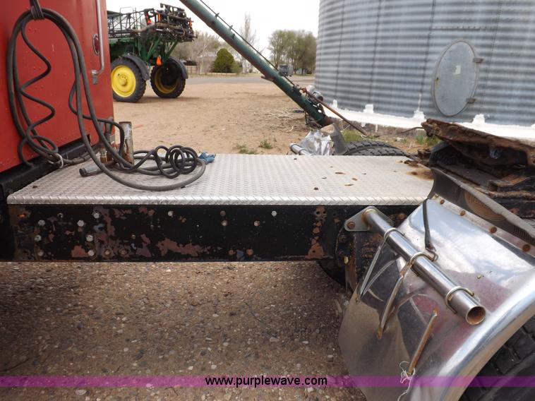 image for item H7113 1976 Peterbilt 359M semi truck