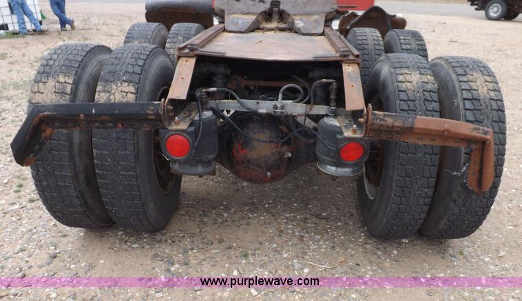 image for item H7113 1976 Peterbilt 359M semi truck