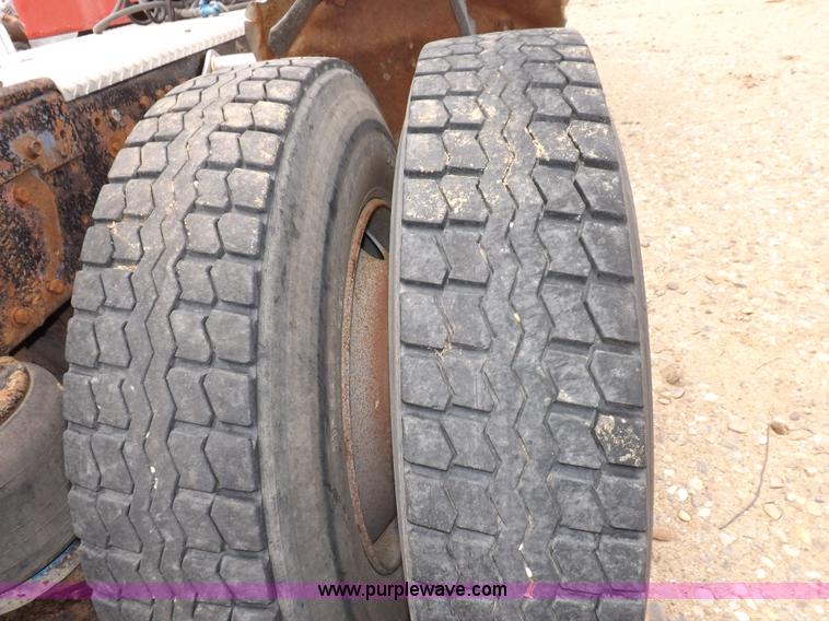 image for item H7113 1976 Peterbilt 359M semi truck