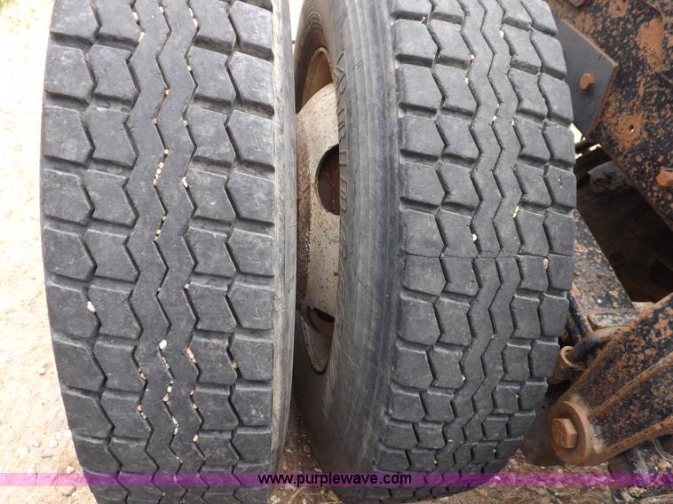 image for item H7113 1976 Peterbilt 359M semi truck