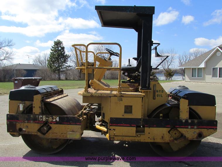 image for item A8521 1992 Caterpillar CB434 vibratory smooth drum roller