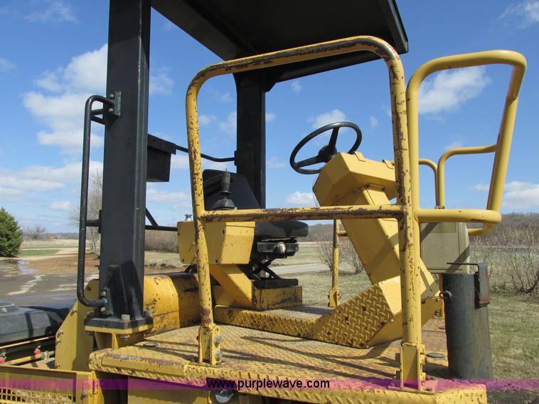 image for item A8521 1992 Caterpillar CB434 vibratory smooth drum roller