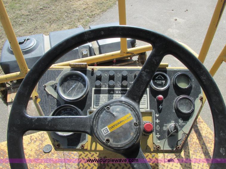 image for item A8521 1992 Caterpillar CB434 vibratory smooth drum roller