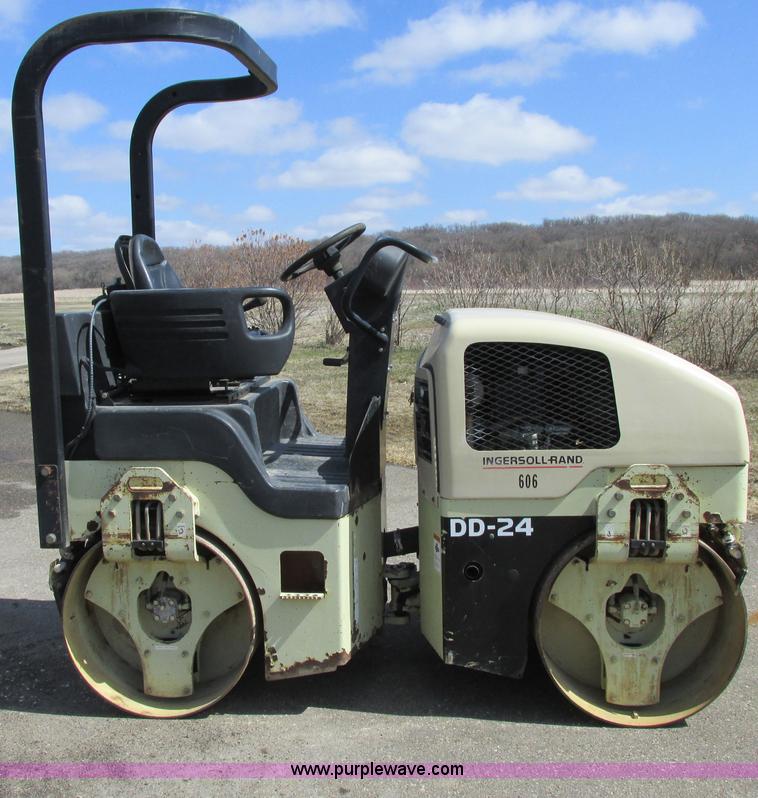 image for item A8523 2001 Ingersoll Rand DD24 vibratory roller