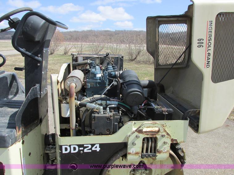 image for item A8523 2001 Ingersoll Rand DD24 vibratory roller