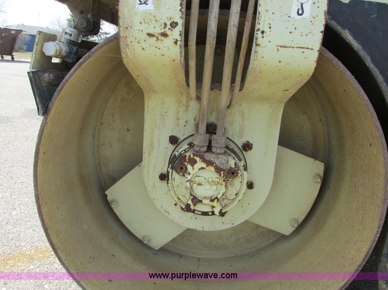 image for item A8523 2001 Ingersoll Rand DD24 vibratory roller