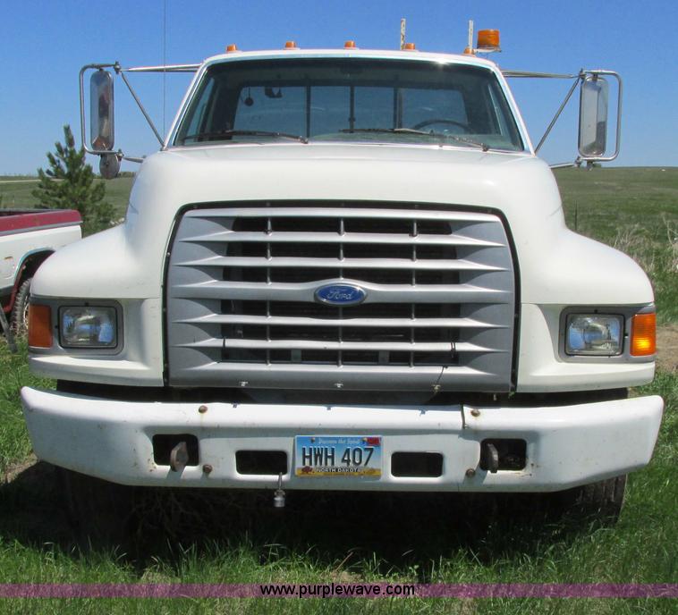 image for item A8530 1995 Ford F800 service truck