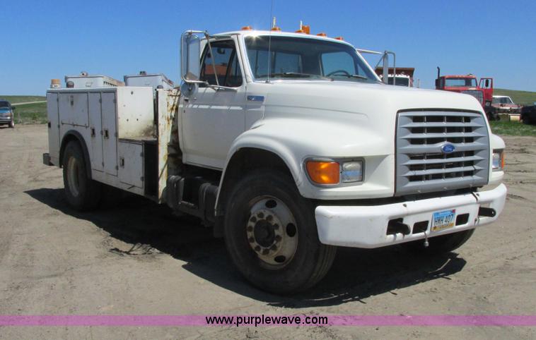 image for item A8530 1995 Ford F800 service truck