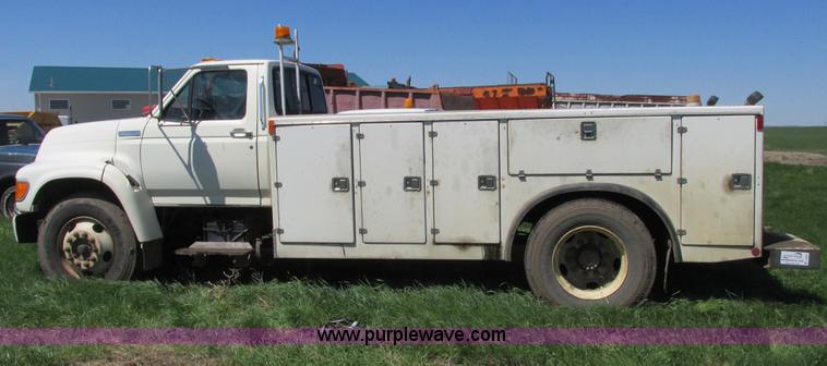 image for item A8530 1995 Ford F800 service truck