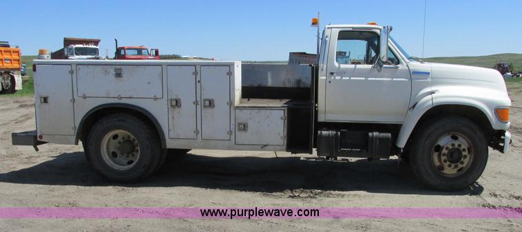 image for item A8530 1995 Ford F800 service truck