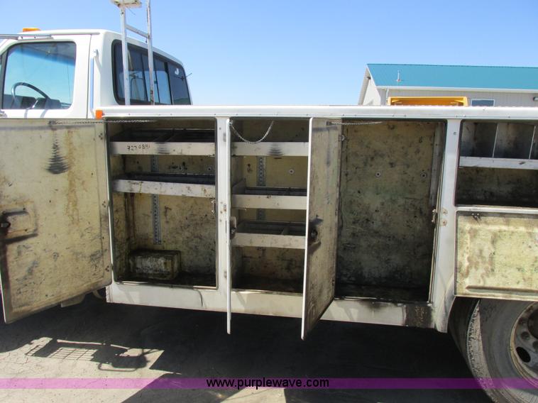 image for item A8530 1995 Ford F800 service truck