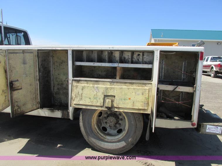 image for item A8530 1995 Ford F800 service truck