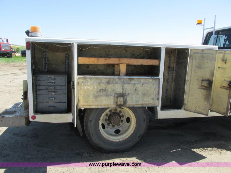image for item A8530 1995 Ford F800 service truck