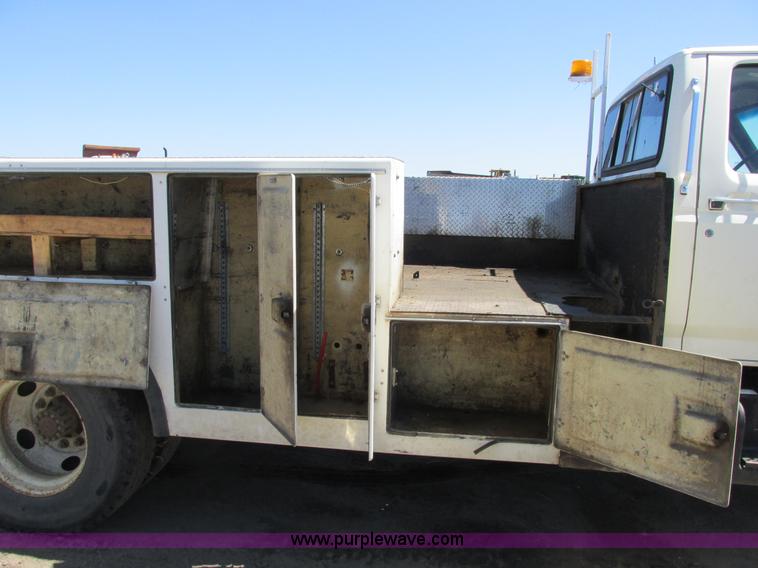 image for item A8530 1995 Ford F800 service truck