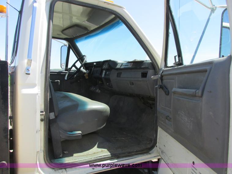 image for item A8530 1995 Ford F800 service truck