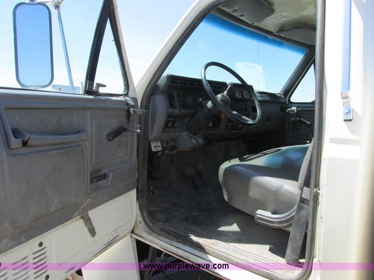 image for item A8530 1995 Ford F800 service truck