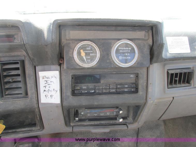 image for item A8530 1995 Ford F800 service truck