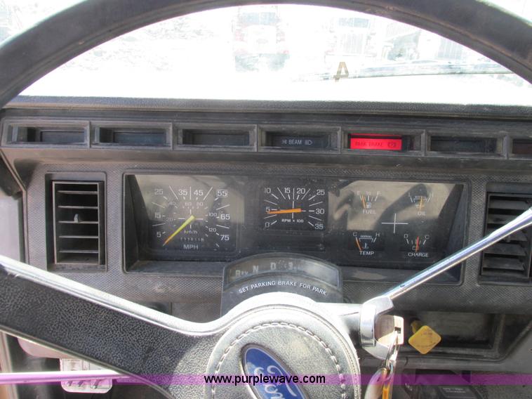 image for item A8530 1995 Ford F800 service truck