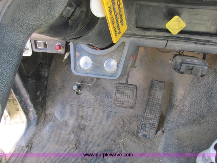 image for item A8530 1995 Ford F800 service truck