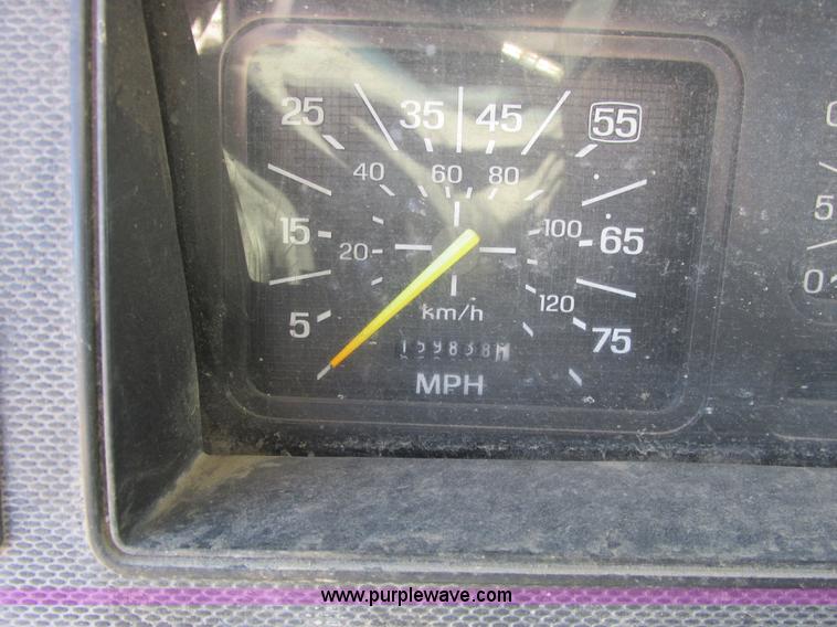 image for item A8530 1995 Ford F800 service truck