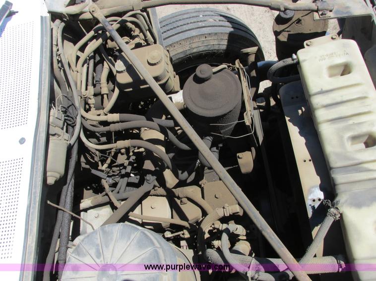 image for item A8530 1995 Ford F800 service truck