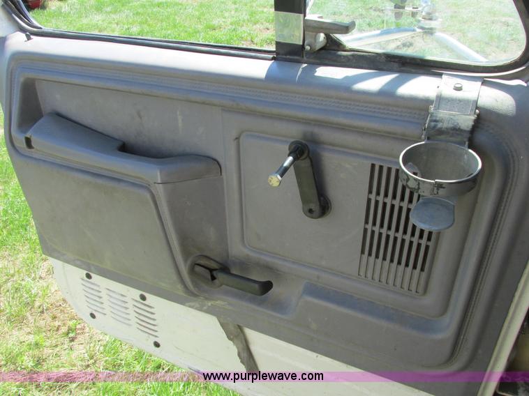 image for item A8530 1995 Ford F800 service truck