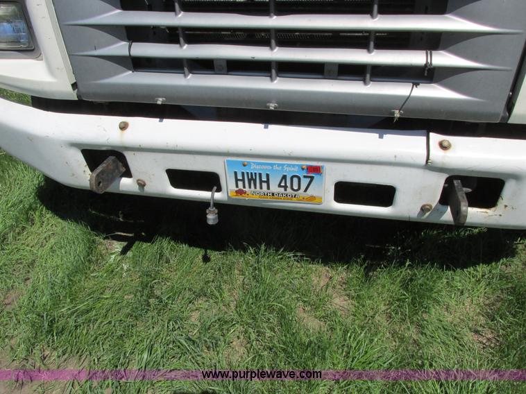 image for item A8530 1995 Ford F800 service truck