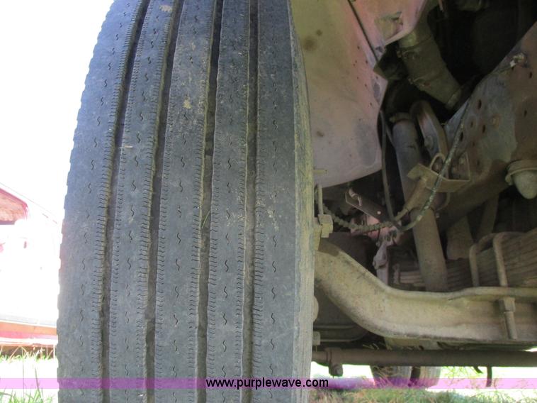 image for item A8530 1995 Ford F800 service truck