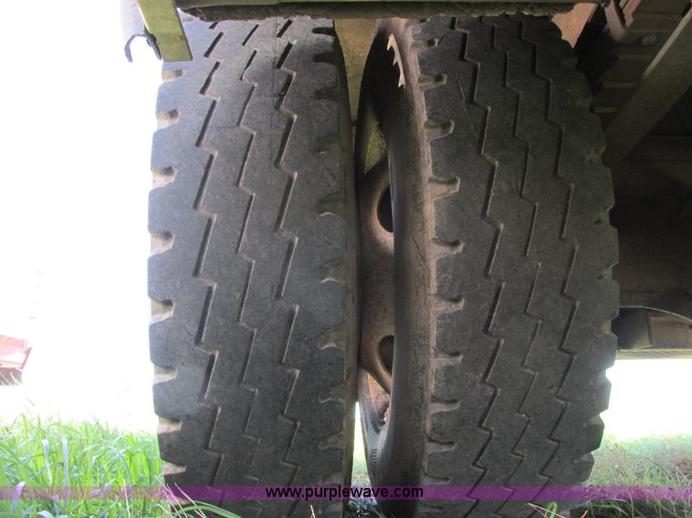 image for item A8530 1995 Ford F800 service truck