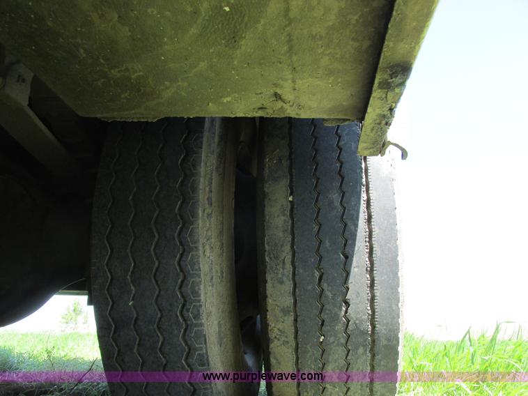 image for item A8530 1995 Ford F800 service truck