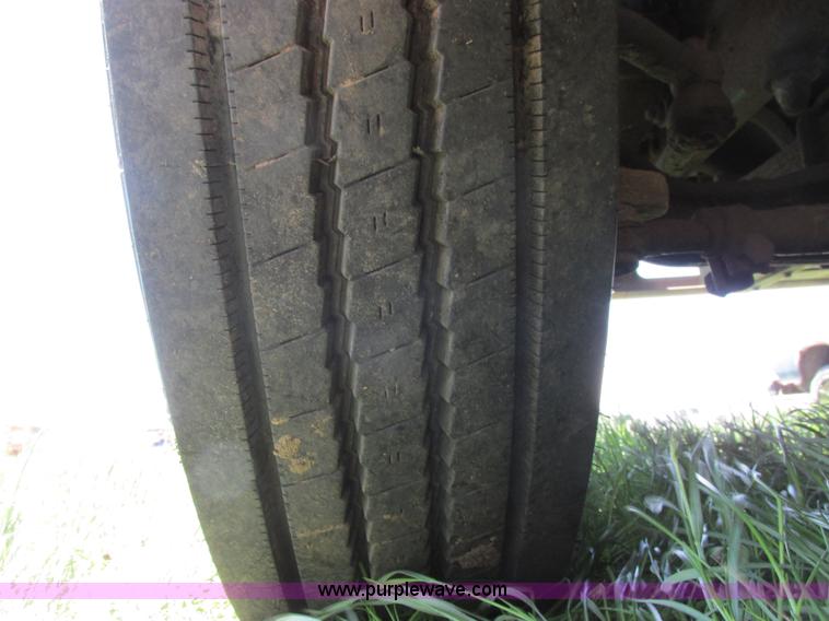 image for item A8530 1995 Ford F800 service truck