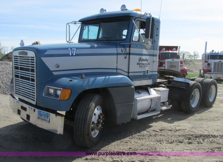 image for item A8531 1996 Freightliner FLD120 semi truck