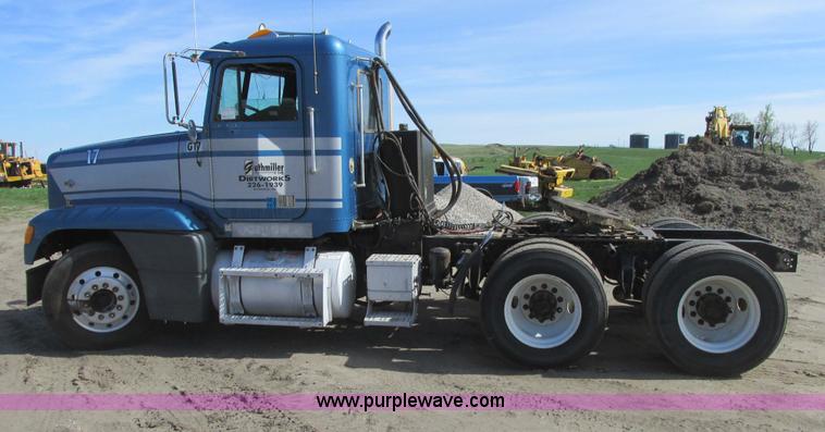 image for item A8531 1996 Freightliner FLD120 semi truck