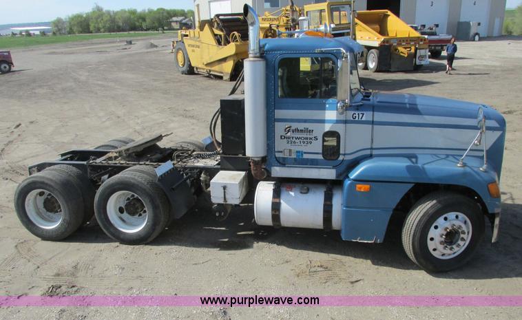 image for item A8531 1996 Freightliner FLD120 semi truck