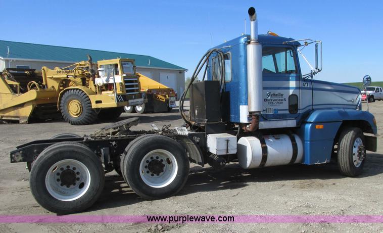 image for item A8531 1996 Freightliner FLD120 semi truck