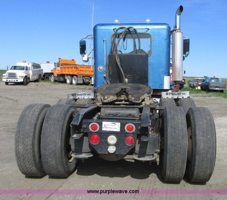 image for item A8531 1996 Freightliner FLD120 semi truck