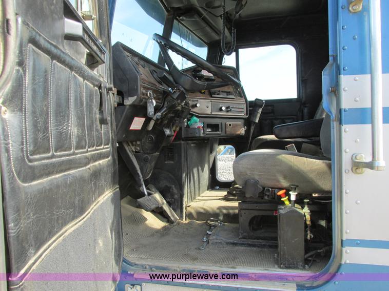 image for item A8531 1996 Freightliner FLD120 semi truck